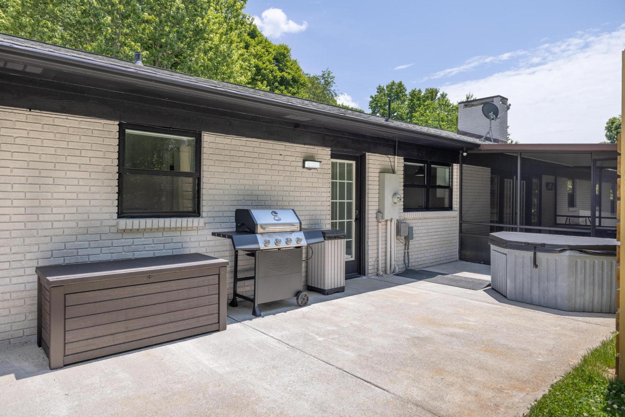 Mid-Century Modern Impeccable Remodel With Hot Tub Villa Asheville Bagian luar foto